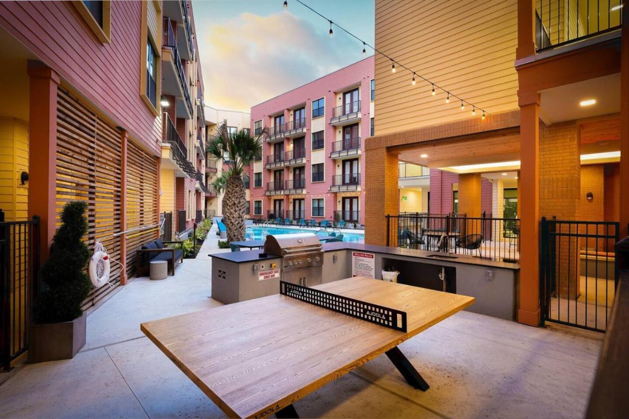 Stylish 2br W Pool,gym,prking-near Rvrwalk & Dome Apartment San Antonio